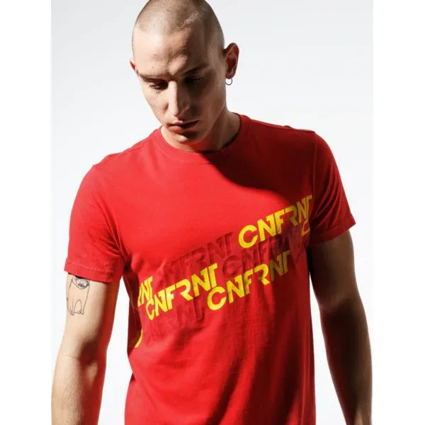 Confront Koszulka Foot Print Red Tee , czerwony, rozmiar L. Czerwone koszulki męskie Confront, m, z aplikacjami, z bawełny, bez kołnierzyka, bez rękawów. W wyprzedaży za 47,99 zł.