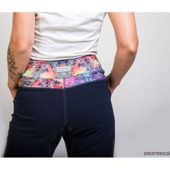 Spodnie dresowe damskie Mosaic Classic - granat. Szare spodnie damskie Pakamera, z nadrukiem, z dresówki. Za 179,00 zł.