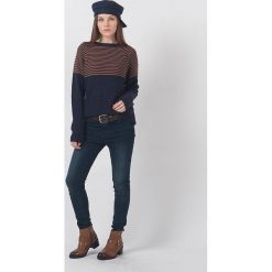 Sweter "Marseille" w kolorze granatowo-karmelowym. Pomarańczowe swetry damskie Chattawak, l, w paski, klasyczne, bez rękawów, bez kaptura. W wyprzedaży za 129,95 zł.