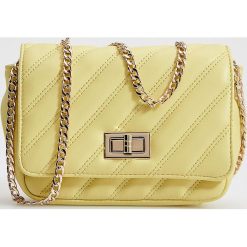 Torebka crossbody z łańcuszkiem - Żółty. Żółte torebki klasyczne damskie Mohito, bez wzorów, bez dodatków. W wyprzedaży za 29,99 zł.