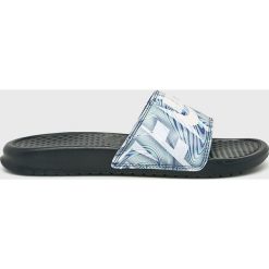 Nike Sportswear - Klapki. Niebieskie kapcie męskie Nike Sportswear, z gumy, bez zapięcia. W wyprzedaży za 99,90 zł.