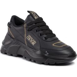 Sneakersy VERSACE JEANS COUTURE - E0VUBSC1 71263 M27. Czarne półbuty damskie Versace Jeans Couture, na co dzień, bez wzorów, z jeansu, bez obcasa, na płaskiej podeszwie, bez zapięcia. Za 799,00 zł.