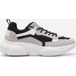 Sneakersy na grubej podeszwie - Szary. Szare sneakersy męskie House, bez zapięcia. Za 159,99 zł.
