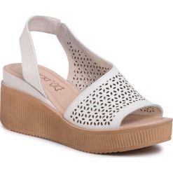 Sandały LASOCKI - 2242-05 Beige. Białe klapki damskie Lasocki, bez wzorów, ze skóry, bez obcasa, na obcasie. Za 159,99 zł.