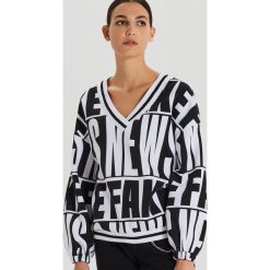 Czarno-biała bluza all over - Biały. Białe bluzy damskie Cropp, s, bez wzorów, bez rękawów, bez kaptura. W wyprzedaży za 59,99 zł.