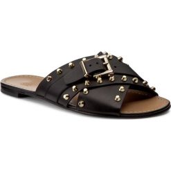 Klapki STUART WEITZMAN - Student Black Glove Calf. Czarne klapki damskie marki Stuart Weitzman, bez wzorów, ze skóry, bez obcasa, na obcasie. W wyprzedaży za 879,00 zł.