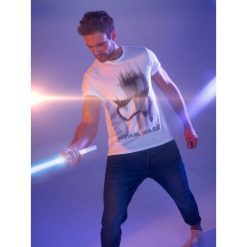 T-SHIRT STAR WARS. Białe t-shirty męskie marki Top Secret, na lato, xl, z nadrukiem, z bawełny, klasyczne, z kontrastowym kołnierzykiem, krótkie. W wyprzedaży za 24,99 zł.