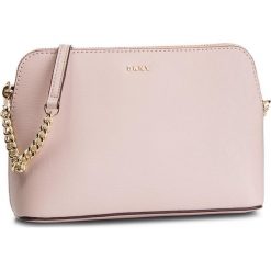 Torebka DKNY - Bryant Dome Cbody R83E3655 Iconic Blush 3IB. Różowe listonoszki damskie DKNY, z aplikacjami, ze skóry, zdobione, bez dodatków. W wyprzedaży za 499,00 zł.