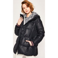 Kurtka puchowa TOMMY HILFIGER New Amber WW0WW26580. Niebieskie kurtki damskie TOMMY HILFIGER, m, bez wzorów, z poliesteru, bez kaptura. W wyprzedaży za 839,00 zł.