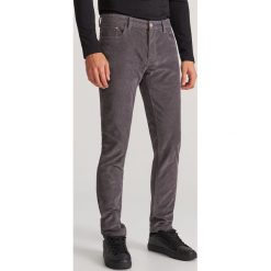 Sztruksowe spodnie slim - Jasny szary. Szare spodnie męskie Reserved, m, bez wzorów, ze sztruksu. Za 129,99 zł.