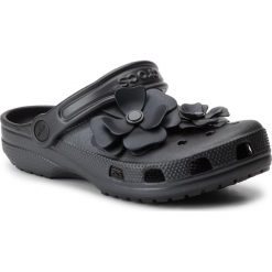 Klapki CROCS - Classic Vivid Blooms Clog 205587 Black. Czarne klapki damskie Crocs, bez wzorów, z tworzywa sztucznego, bez obcasa. W wyprzedaży za 179,00 zł.