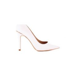 Czółenka Guess FL6BMYLEA08. Białe czółenka damskie Guess, z aplikacjami, bez obcasa. Za 590,82 zł.