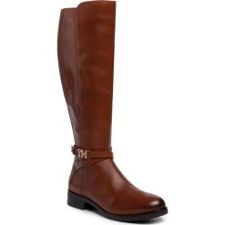 Oficerki TOMMY HILFIGER - Th Hardware Leather Longboot FW0FW04283 Ginger Bread 202. Pomarańczowe kozaki damskie TOMMY HILFIGER, ze skóry, przed kolano, na wysokim obcasie, na obcasie, bez zapięcia. W wyprzedaży za 769,00 zł.
