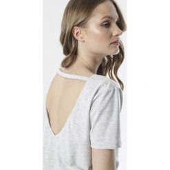 Szary T-shirt Petotai. Szare bluzki damskie Born2be, s, bez wzorów, z dzianiny, z okrągłym kołnierzem, z krótkim rękawem. Za 39,99 zł.