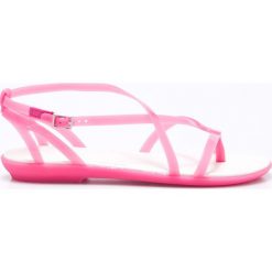 Crocs - Sandały. Różowe klapki damskie Crocs, bez wzorów, z materiału, bez obcasa, na obcasie. W wyprzedaży za 139,90 zł.