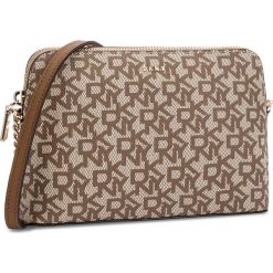 Torebka DKNY - Bryant Dome Cbody R83EJ655 Cino Logo/Vic CVU. Brązowe listonoszki damskie marki ARTENGO, z materiału. Za 639,00 zł.