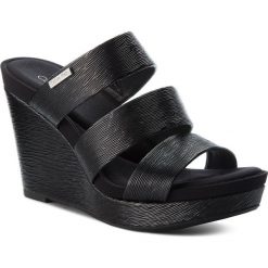 Klapki CALVIN KLEIN - Jileean E6547 Black. Czarne klapki damskie Calvin Klein, bez wzorów, ze skóry ekologicznej, bez obcasa, na obcasie. W wyprzedaży za 369,00 zł.