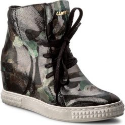 Sneakersy CARINII - B3519 K33-000-000-B88. Czarne półbuty damskie Carinii, na co dzień, bez wzorów, ze skóry, bez obcasa, na koturnie, bez zapięcia. W wyprzedaży za 239,00 zł.