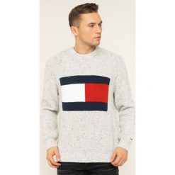 Sweter Tommy Jeans Flag DM0DM07423. Szare swetry męskie Tommy Jeans, s, bez wzorów, z wiskozy, klasyczne, z klasycznym kołnierzykiem, bez kaptura. W wyprzedaży za 459,00 zł.
