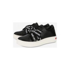 Trampki i Sneakersy Love Moschino. Czerwone trampki i tenisówki damskie Love Moschino, z napisami, ze skóry, na sznurówki. Za 830,00 zł.