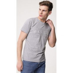 Szara Koszulka Summerlike. Szare koszulki męskie Born2be, xl, z napisami, z dzianiny, z okrągłym kołnierzem, z krótkim rękawem, krótkie. Za 39,99 zł.