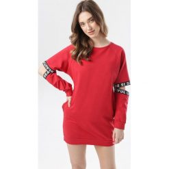 Czerwona Tunika Menisise. Czerwone tuniki damskie Born2be, xl, bez wzorów, bez kołnierzyka, bez rękawów. W wyprzedaży za 59,99 zł.