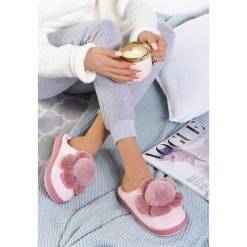 Różowe Pudrowe Kapcie Nikki. Różowe kapcie damskie Born2be. Za 39,99 zł.