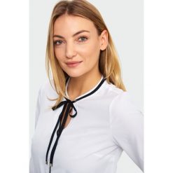 Klasyczna bluzka. Bluzki damskie Greenpoint, bez wzorów, z poliesteru, klasyczne, z klasycznym kołnierzykiem, bez rękawów. Za 89,99 zł.