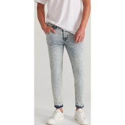 Spodnie jeansowe slim cropped - Niebieski. Niebieskie spodnie męskie Reserved, m, bez wzorów, z jeansu. Za 129,99 zł.