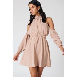 Sukienki: Lucca Couture Sukienka z odkrytymi ramionami Peyton – Pink
