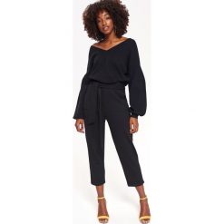 Luźny sweter z dekoltem na plecach. Czarne swetry damskie Top Secret, na lato, w paski, eleganckie, z długim rękawem, długie, bez kaptura. W wyprzedaży za 59,99 zł.