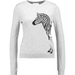 Swetry klasyczne damskie: Oasis LONDON ZOO ZEBRA Sweter grey