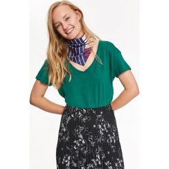 T-SHIRT KRÓTKI RĘKAW DAMSKI GŁADKI. Zielone t-shirty damskie marki Top Secret, z dekoltem w serek. W wyprzedaży za 14,99 zł.