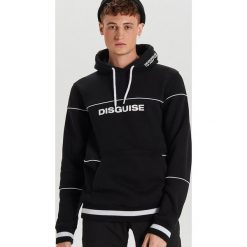 Bluza z kontrastowymi nadrukami - Czarny. Czarne bluzy męskie Cropp, s, z nadrukiem, z kontrastowym kołnierzykiem, bez rękawów, bez kaptura. Za 119,99 zł.