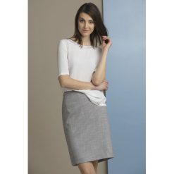 Bluzka zdobiona dżetami. Szare bluzki damskie marki Monnari, z aplikacjami, wizytowe, bez kołnierzyka, bez rękawów. Za 69,50 zł.