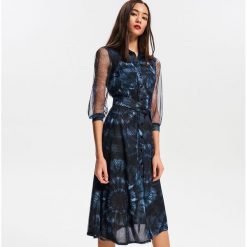 Sukienka z motywem tie-dye - Wielobarwn. Szare sukienki damskie marki Reserved, s, bez wzorów, bez kołnierzyka, bez rękawów. Za 199,99 zł.