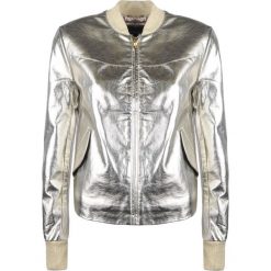 Guess Kurtka "Luce Bomber". Kurtki damskie Guess, z aplikacjami, z tkaniny. Za 359,00 zł.