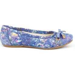 Płaskie balerinki płaskie balerinki z miękką podeszwą - skóra naturalna - model 012 - kolor niebieskie kwiaty. Niebieskie baleriny damskie Zapato, w kwiaty, ze skóry, bez obcasa, na płaskiej podeszwie. W wyprzedaży za 173,40 zł.
