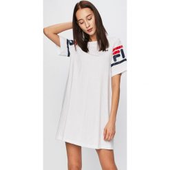 Fila - Sukienka. Białe sukienki damskie Fila, na co dzień, s, z nadrukiem, z bawełny, casualowe, z okrągłym kołnierzem, z krótkim rękawem, krótkie, mini, proste. W wyprzedaży za 129,90 zł.