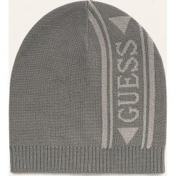 Guess Jeans - Czapka. Fioletowe czapki męskie Guess Jeans, na zimę, z aplikacjami, z jeansu. W wyprzedaży za 89,90 zł.