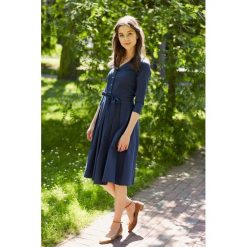 Sukienka Alodia navy blue 32 niebieski. Niebieskie sukienki damskie Marie Zélie, na lato, s, w paski, z elastanu, eleganckie, z klasycznym kołnierzykiem, bez rękawów. W wyprzedaży za 341,60 zł.