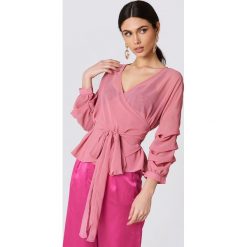 Bluzki damskie: NA-KD Bluzka z wiązaniem w pasie – Pink