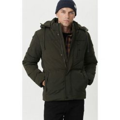 Ciemnozielona Kurtka Chandlers. Zielone kurtki męskie Born2be, na zimę, xxl, bez wzorów, z futra, długie, bez kaptura. Za 239,99 zł.