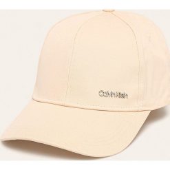 Calvin Klein - Czapka. Czapki damskie Calvin Klein, bez wzorów, z bawełny. Za 159,90 zł.