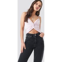 NA-KD Twist Front Cami Top - Pink. Różowe topy damskie NA-KD, bez wzorów, bez kołnierzyka. Za 80,95 zł.