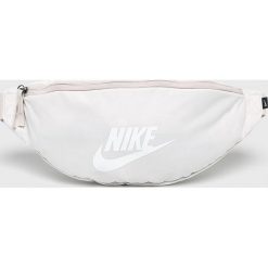 Nike Sportswear - Nerka. Nerki damskie Nike Sportswear, w paski, z poliesteru, casualowe, bez dodatków. Za 79,90 zł.