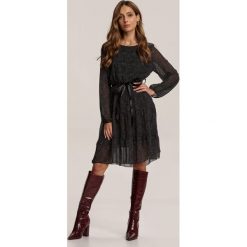 Czarna Sukienka Oreli. Czarne sukienki damskie Renee, s, bez wzorów, bez kołnierzyka, bez rękawów, mini. Za 129,99 zł.