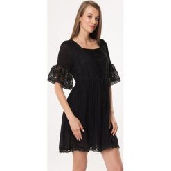 Czarna Sukienka Pop In. Czarne sukienki damskie Born2be, s, z aplikacjami, z wiskozy, mini, rozkloszowane. Za 179,99 zł.