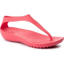 Sandały CROCS - Serena Flip W 205468 Poppy. Różowe klapki damskie Crocs, bez wzorów, z tworzywa sztucznego, bez obcasa. W wyprzedaży za 129,00 zł.