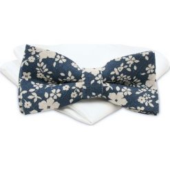 Ciemna Niebieska Mucha Męska -ALTIES- z Białą Poszetką, w Kremowe Kwiaty MUALTS0392. Niebieskie muszki męskie Alties, na imprezę, w paski, eleganckie. Za 40,00 zł.